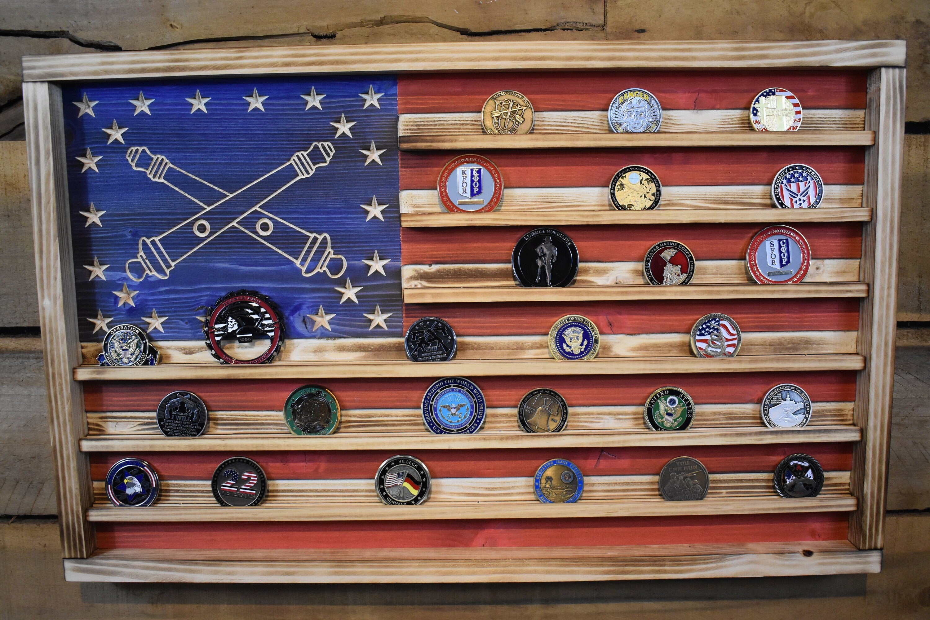 US Army Field Artillerie Coin Display Rack Holder - Rustic American Flag - Artillerie Cross Canon Coin Display