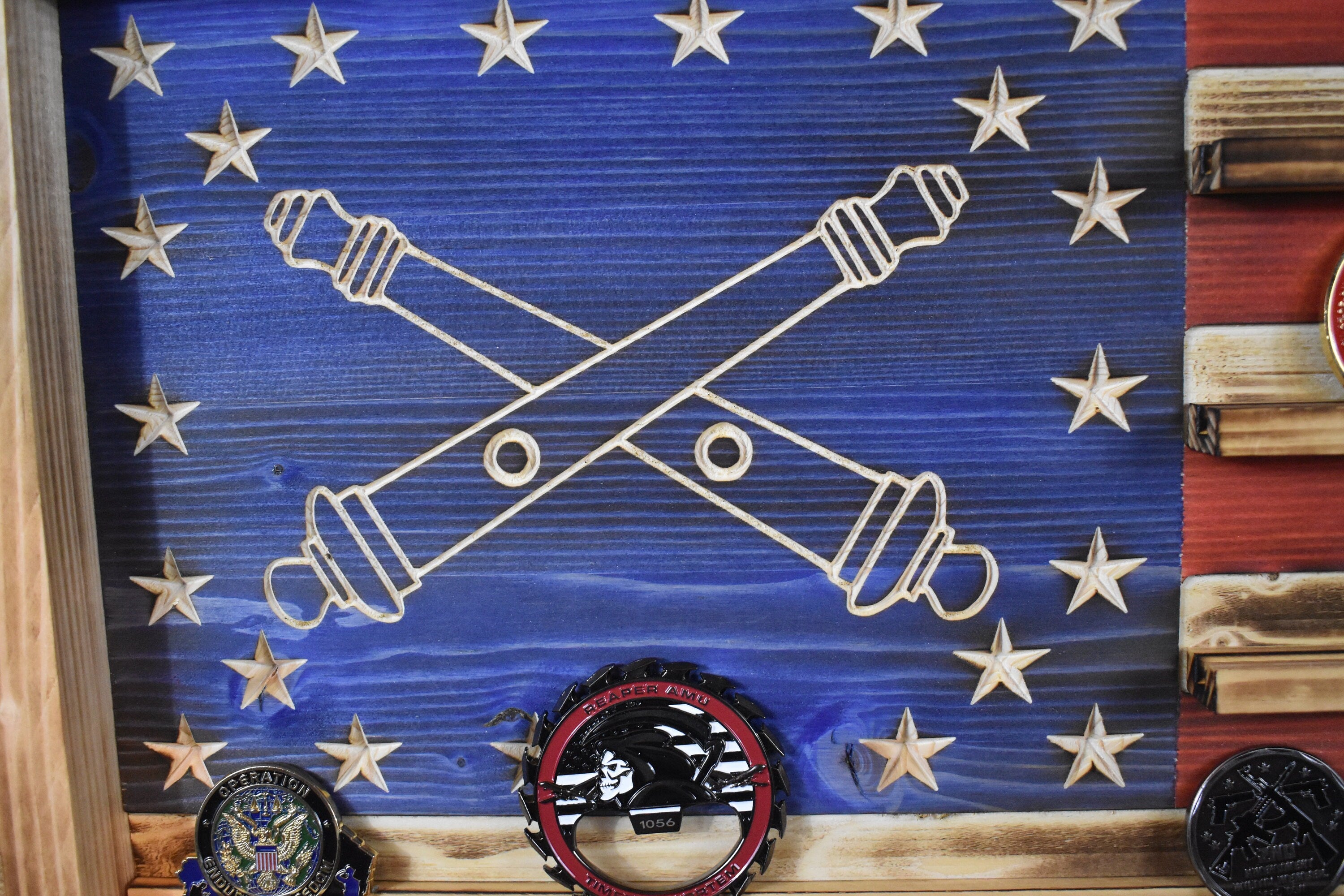 US Army Field Artillerie Coin Display Rack Holder - Rustic American Flag - Artillerie Cross Canon Coin Display