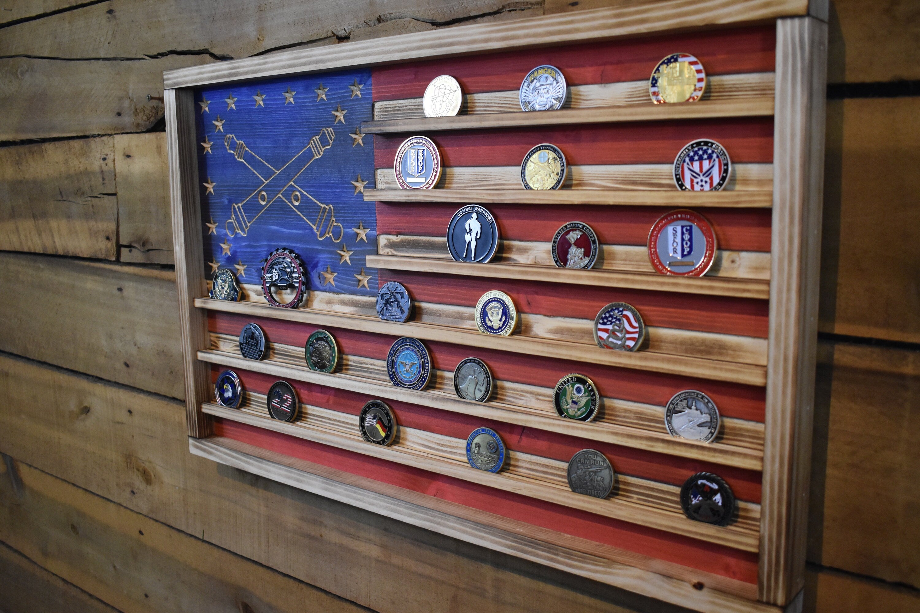 US Army Field Artillerie Coin Display Rack Holder - Rustic American Flag - Artillerie Cross Canon Coin Display