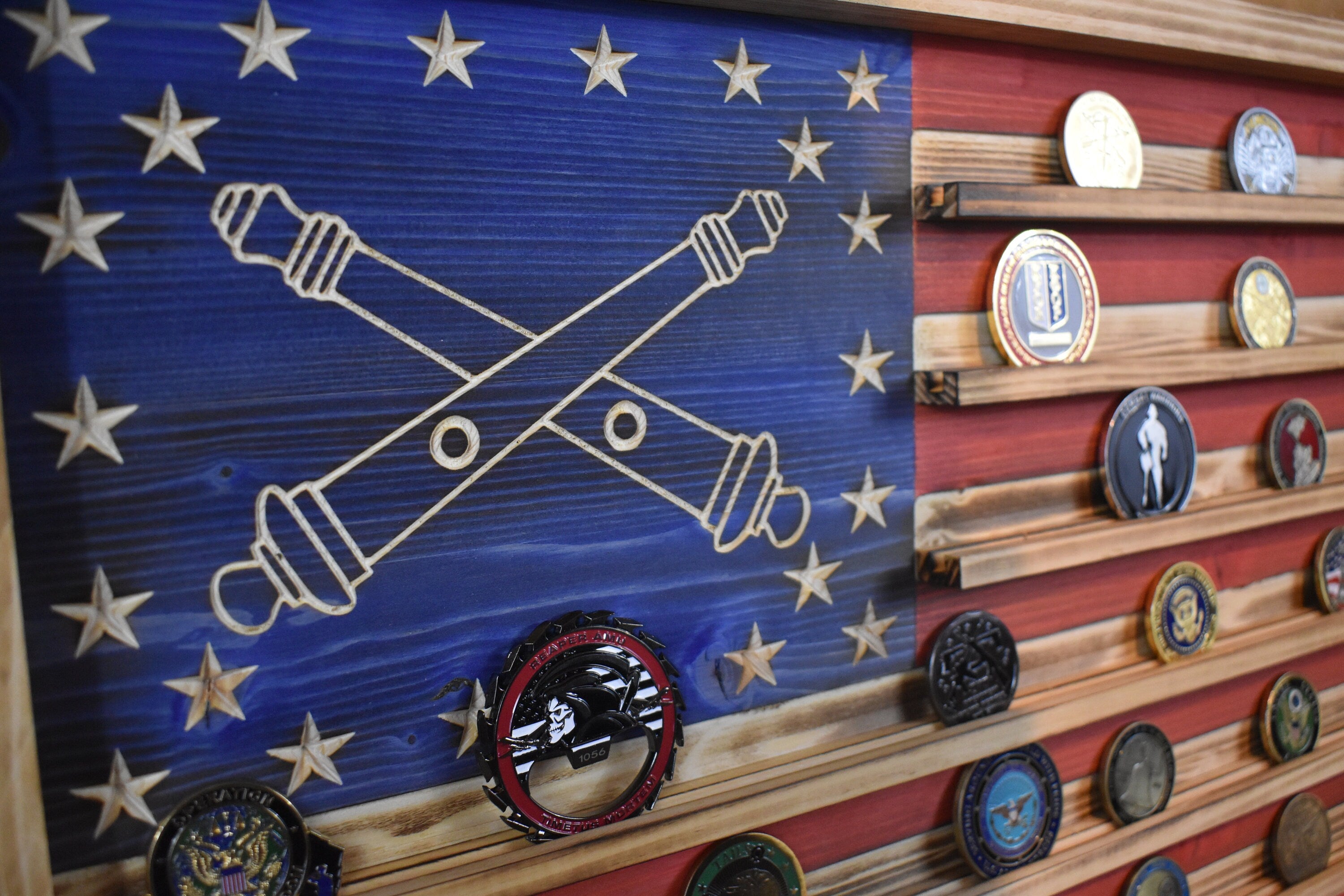 US Army Field Artillerie Coin Display Rack Holder - Rustic American Flag - Artillerie Cross Canon Coin Display